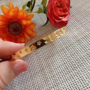 Brazalete dorado de lujo