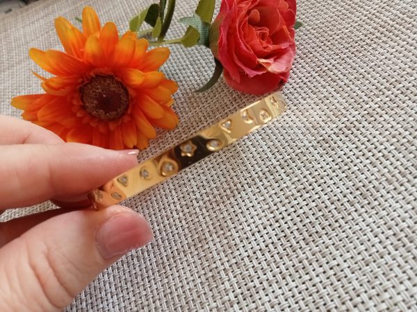 Brazalete dorado de lujo