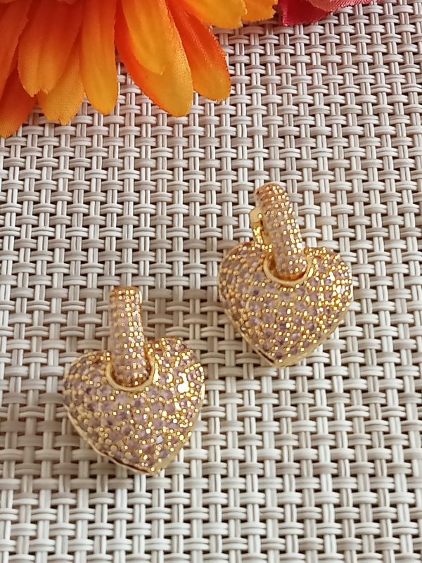 Pendientes forma de corazón con pedrería rosa