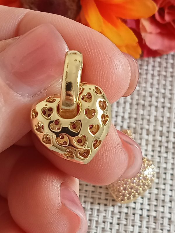 Pendientes forma de corazón con pedrería rosa - Imagen 3