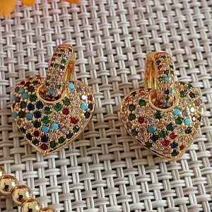 Pendientes forma corazón pedrería de colores