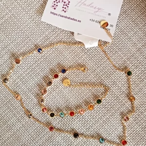 Conjunto en dorado de pulsera y cadena con cristales de colores