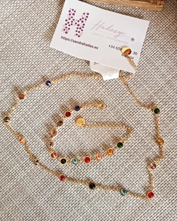 Conjunto en dorado de pulsera y cadena con cristales de colores