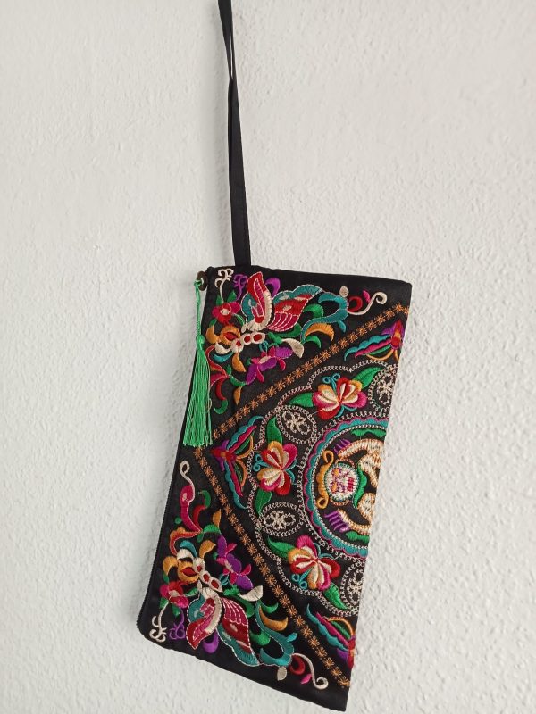 Bolso de mano bordado borla verde. - Imagen 2