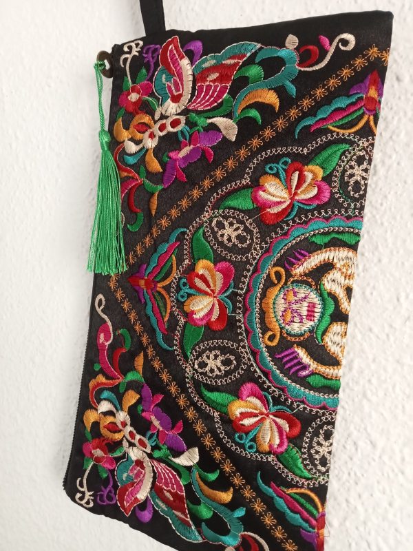 Bolso de mano bordado borla verde. - Imagen 3