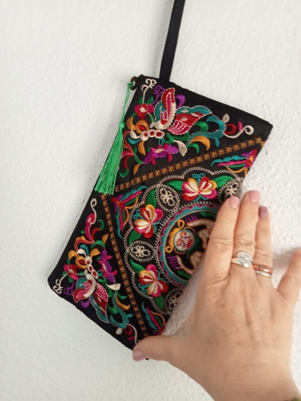 Bolso de mano bordado borla verde. - Imagen 4