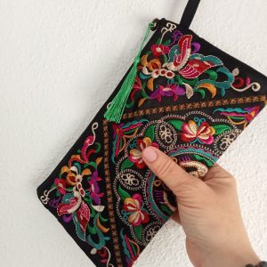 Bolso de mano bordado borla verde.