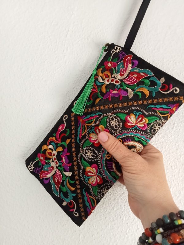 Bolso de mano bordado borla verde.