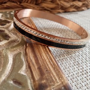 Brazalete rosado de acero inoxidable.