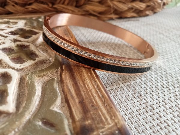 Brazalete rosado de acero inoxidable.