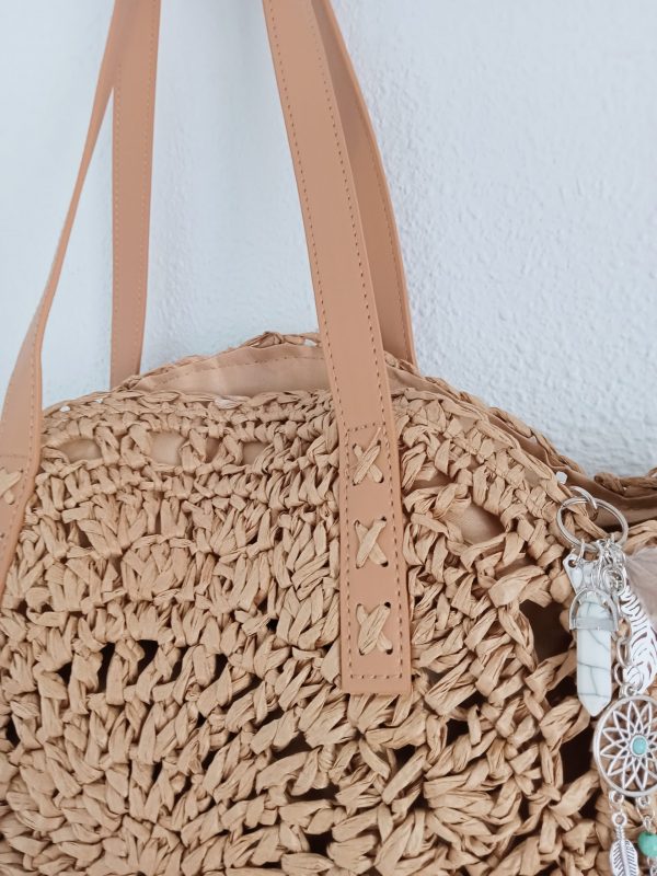 Bolso de rafia con abalorios colgando del bolso. - Imagen 4