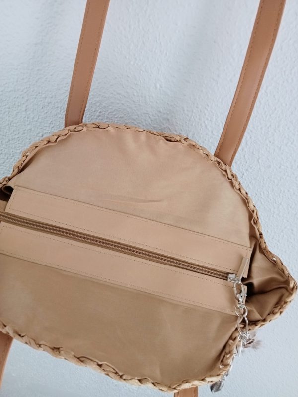 Bolso de rafia con abalorios colgando del bolso. - Imagen 5