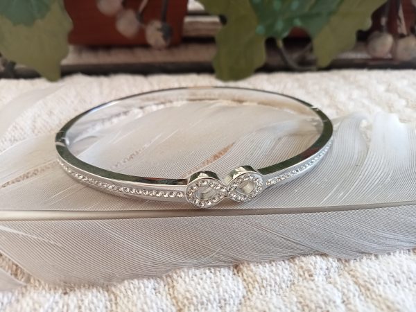 Brazalete con diseño Infinito