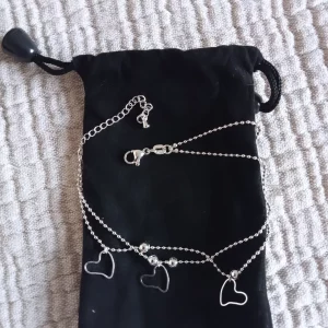 Tobillera de plata con corazónes