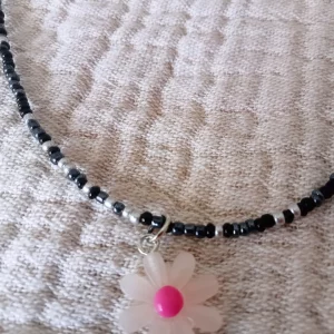 Collar de flor blanca