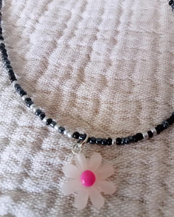 Collar de flor blanca