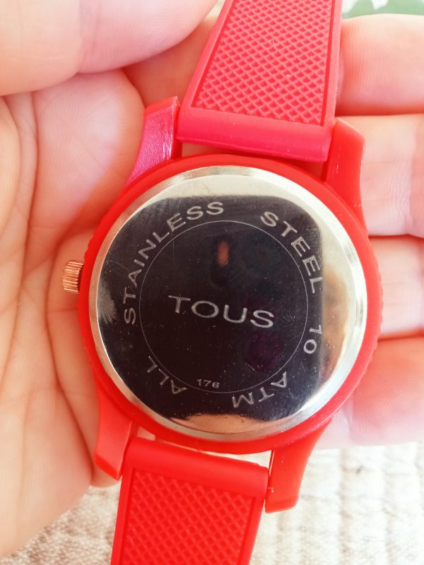 Reloj de diseño en rojo - Imagen 4