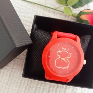 Reloj de diseño en rojo