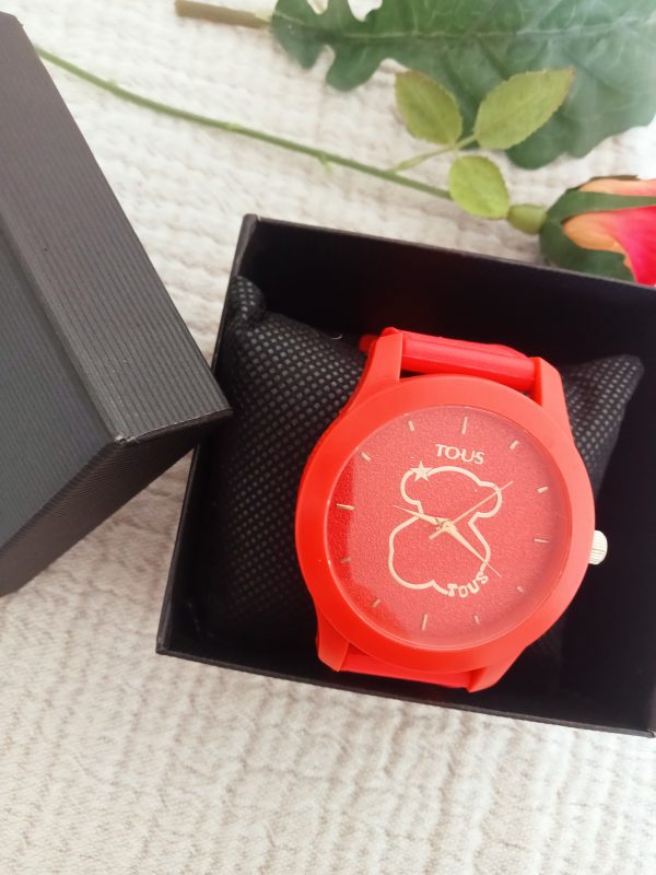 Reloj de diseño en rojo