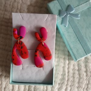 Pendientes resina originales rojos y fucsia.