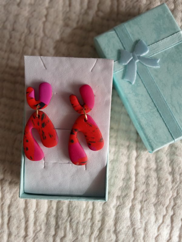 Pendientes resina originales rojos y fucsia.