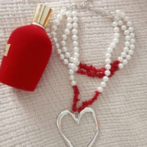 Collar de perlas y corazón