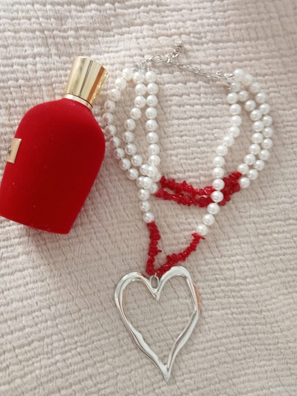 Collar de perlas y corazón