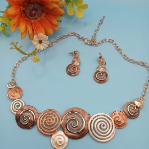 Conjunto collar y pendientes color marrón