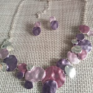 Conjunto collar y pendientes en Malva