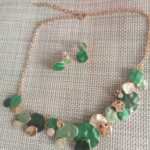 Conjunto pendientes y collar en Verde