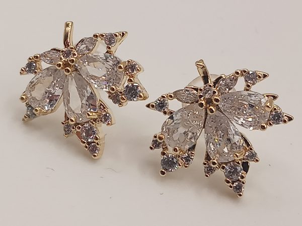 Pendientes hojas otoñales en blanco