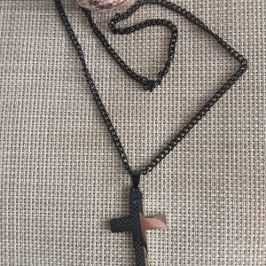 Cadena cruz esmaltada negra y plateada