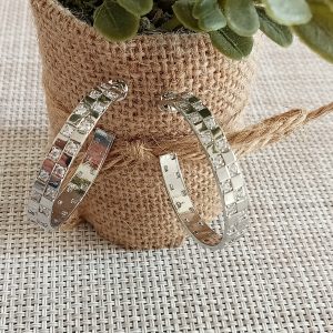 Aros plateados de diseño de lujo