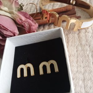 Pendientes iniciales M dorados fondo blanco