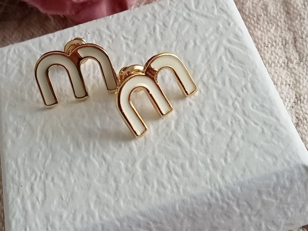 Pendientes iniciales M dorados fondo blanco - Imagen 4