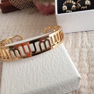 Pulsera dorada diseño Miu .