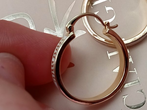 Aros con esmalte Blanco e iniciales - Imagen 3