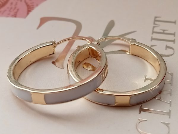 Aros con esmalte Blanco e iniciales - Imagen 4