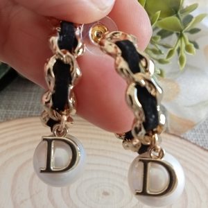 Pendientes perlas y letra D