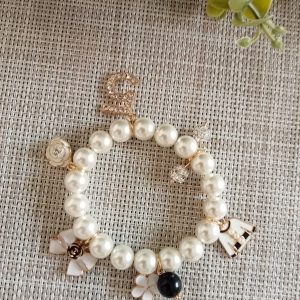 Pulsera de perlas y dijes brillantes