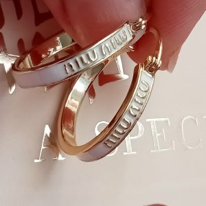 Aros con esmalte Blanco e iniciales