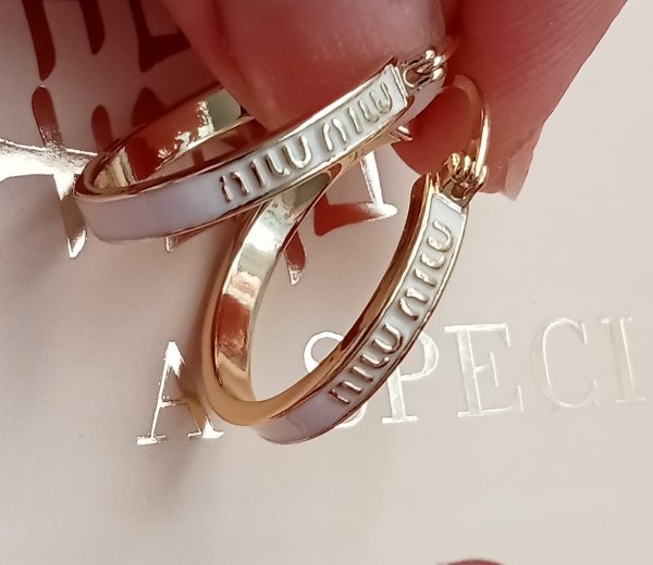 Aros con esmalte Blanco e iniciales