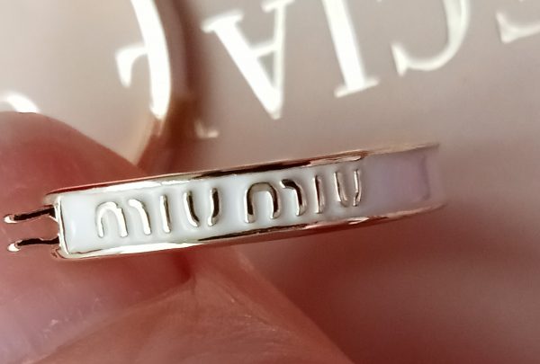 Aros con esmalte Blanco e iniciales - Imagen 2