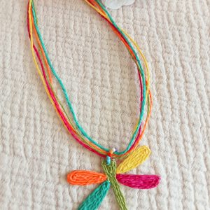 Collar Libélula de rafia