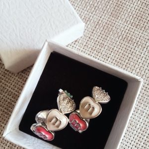 Aros de diseño en plateado con corazones de colores