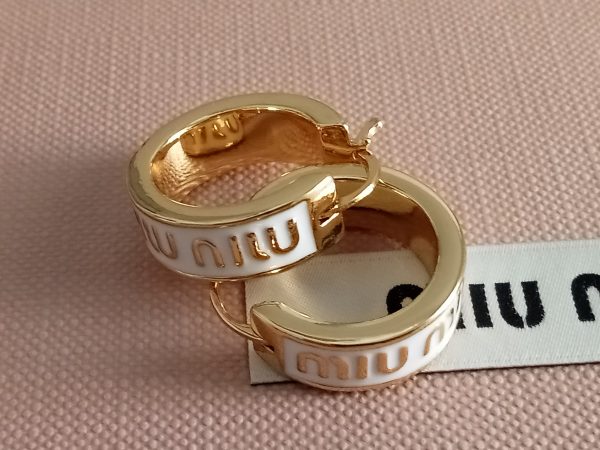 Pendientes blanco y dorados Miu