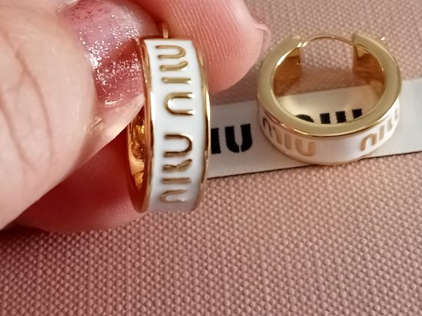 Pendientes blanco y dorados Miu - Imagen 4