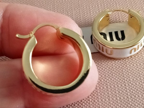 Pendientes blanco y dorados Miu - Imagen 3