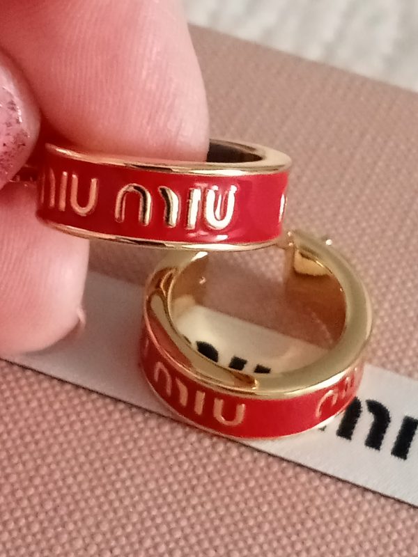 Aros iniciales en rojo Miu - Imagen 2