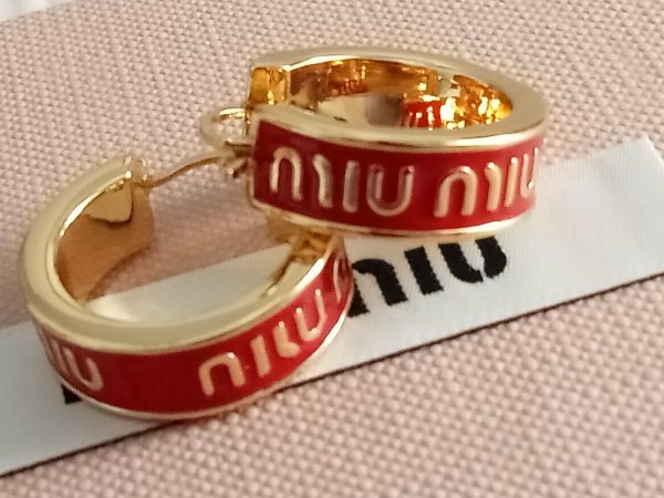 Aros iniciales en rojo Miu